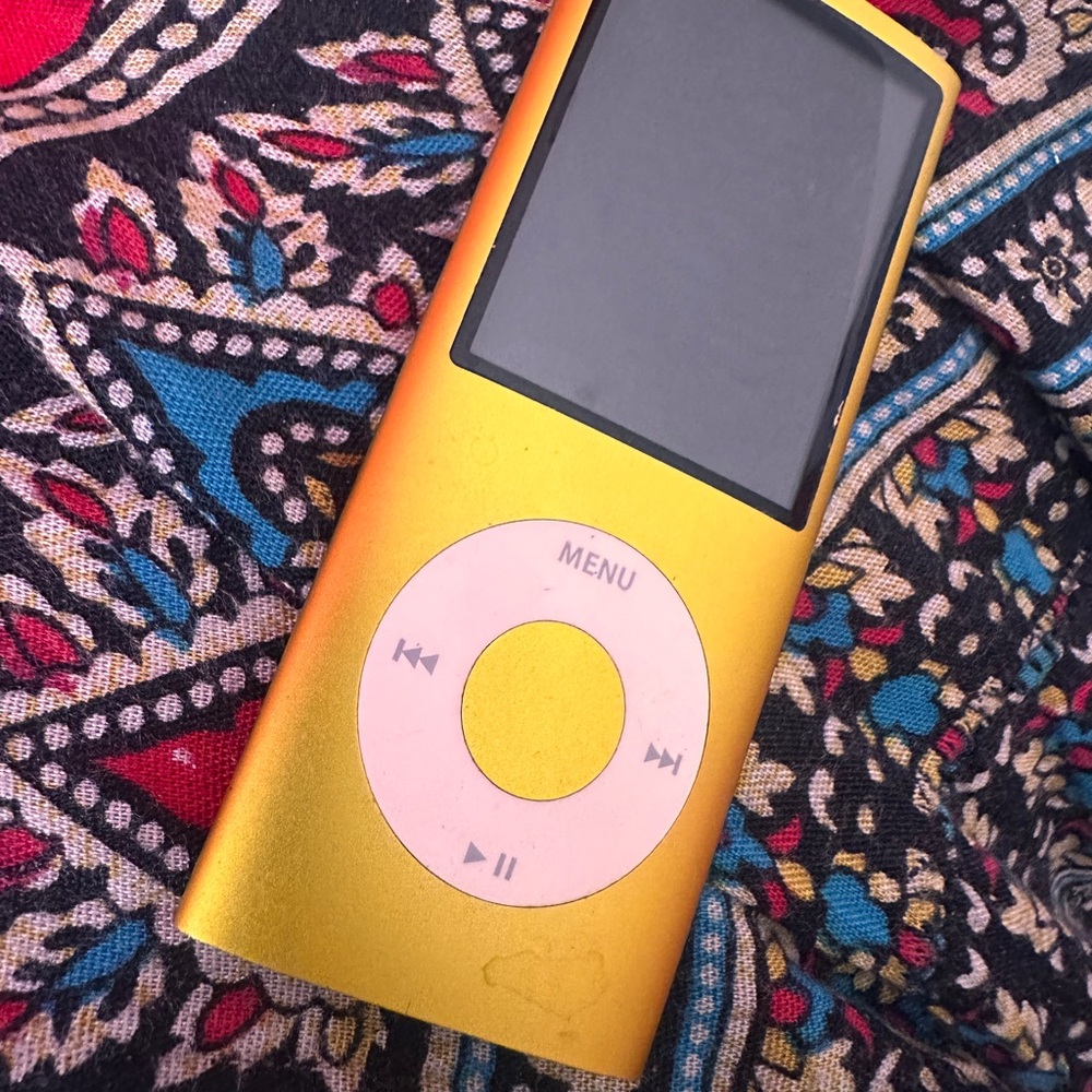 Apple Yellow MP3 Player with Iconic Design